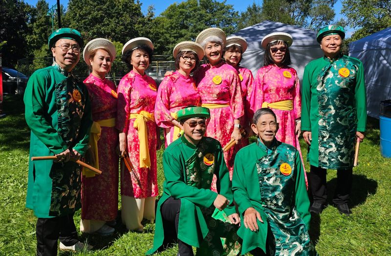 Thành viên đoàn trong áo dài hồng và xanh lá