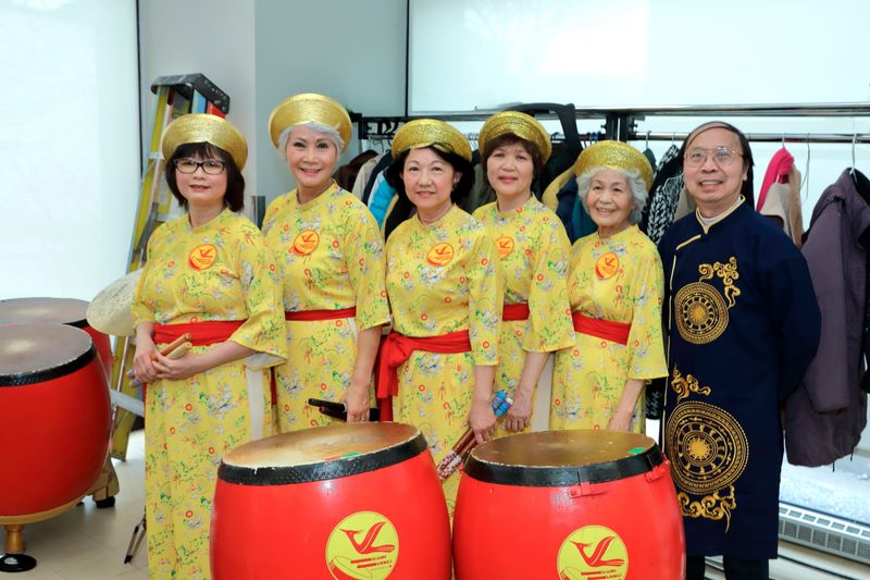 Các thành viên trong áo dài vàng và khăn vấn bên trống