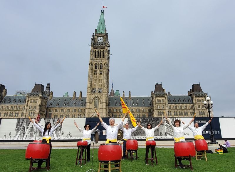 Đoàn biểu diễn trước Tòa nhà Quốc hội ở Ottawa