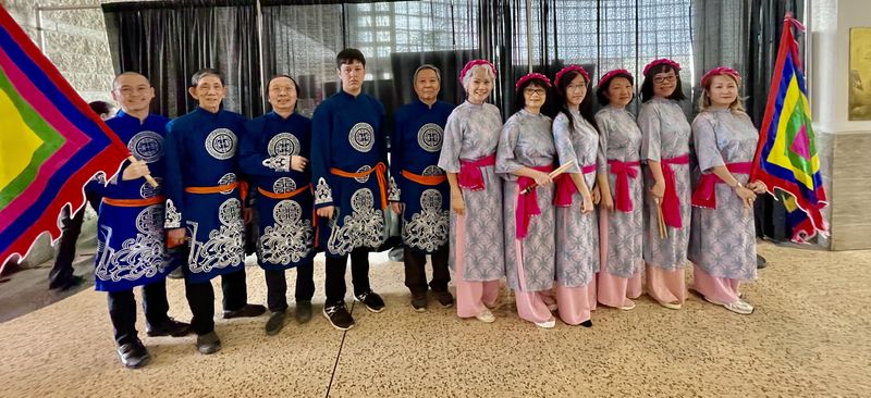 Thành viên đoàn trong áo dài xanh và tím tại Ottawa
